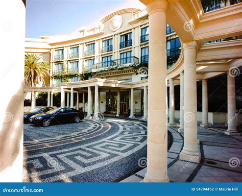 reporter in australien hotel versace